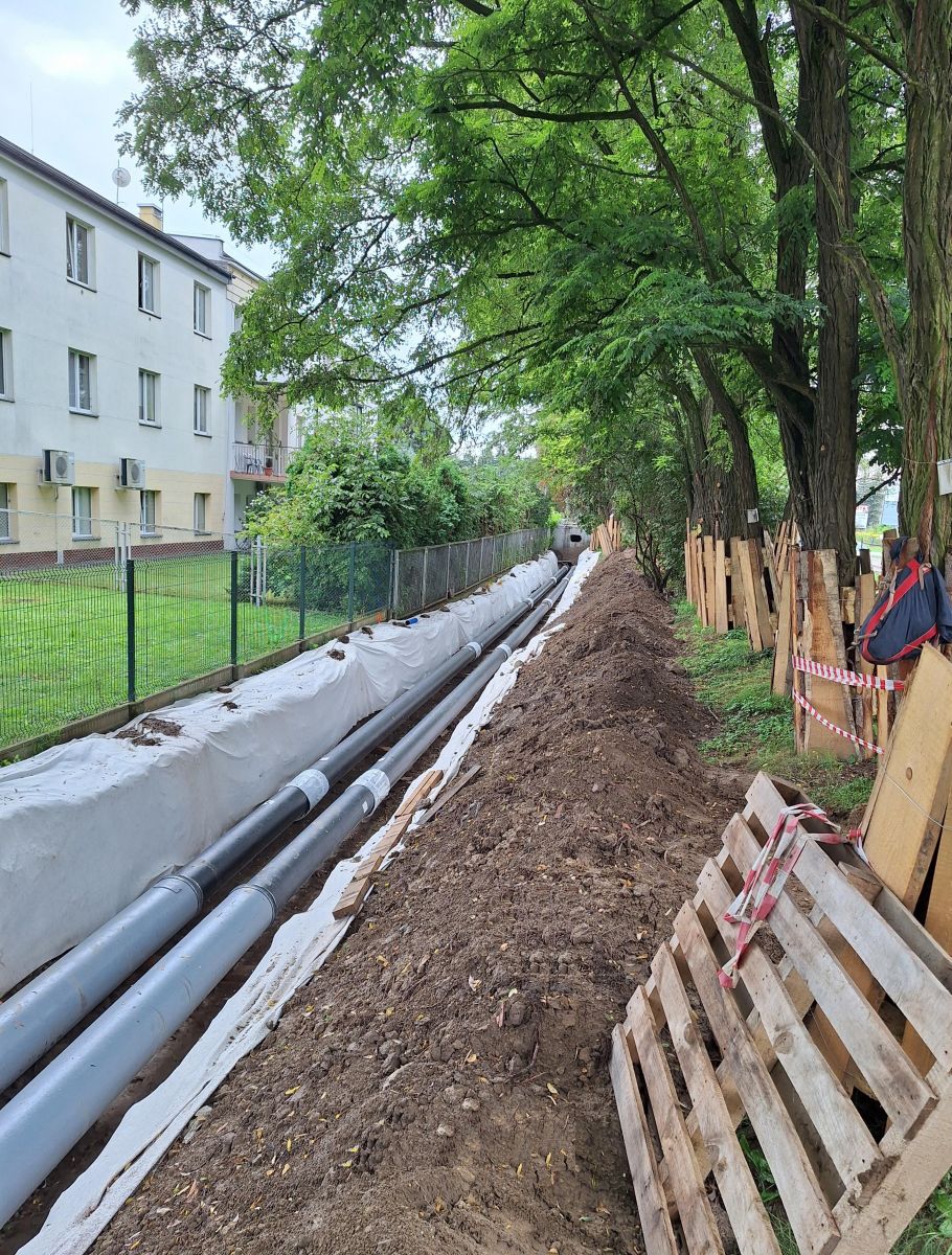 zdjęcie z przebudowy nadziemnej sieci ciepłowniczej przy ulicy Przemysłowej, fot. Miejskie Przedsiębiorstwo Energetyki Cieplnej